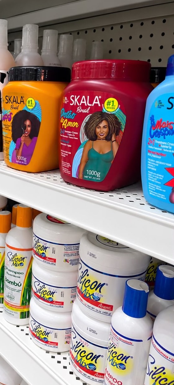 Anaquel con productos de líneas capilares Skala y Silicón Mix