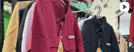 Camisas colgadas en la sección de caballero